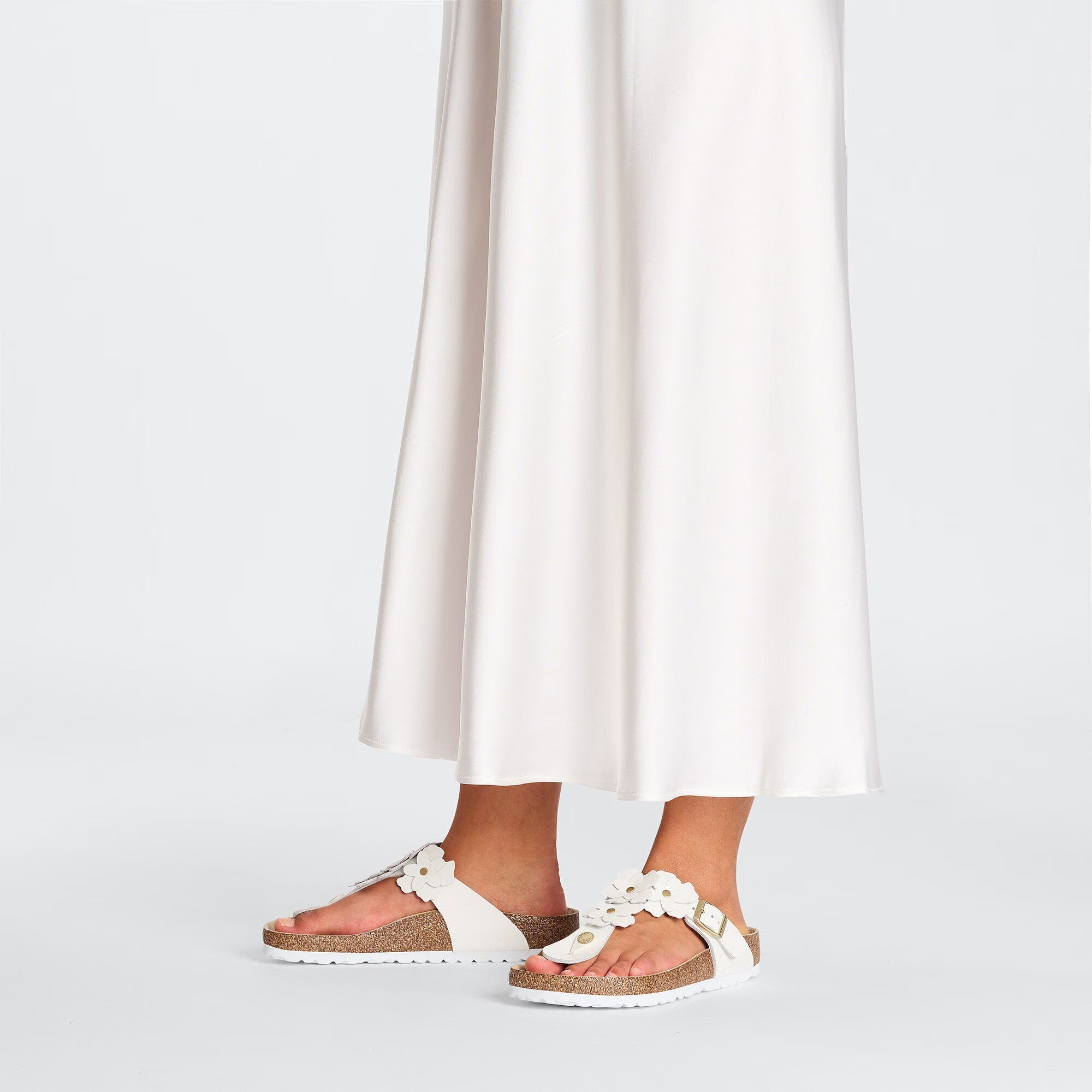 Gizeh Flowers (White) when worn